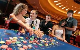 Layar free spins dengan multiplier dan simbol wild di Jewels of Prosperity