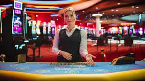 Tiga kartu dengan simbol suit dalam permainan Three Card Poker bejo77